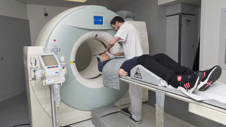 La venue d'un patient porteur de déficience intellectuelle à l’hôpital, pour des examens ou un passage au bloc opératoire, peut être source d'angoisse ou de mal-être et doit donc être préparée. (A. Noor/Image Point FR/BSIP)