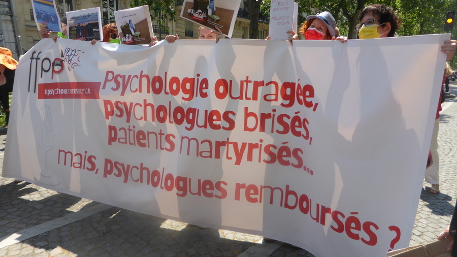 Les psychologues sont mobilisés depuis des mois pour dénoncer la sous-tarification des actes dans plusieurs dispositifs mis en place par le Gouvernement. Ce dernier vient de fixer à 30 € le tarif d'une séance dans le dispositif MonPsy. Un niveau qui devrait faire de nouveau réagir la profession. (Caroline Cordier/Hospimedia)