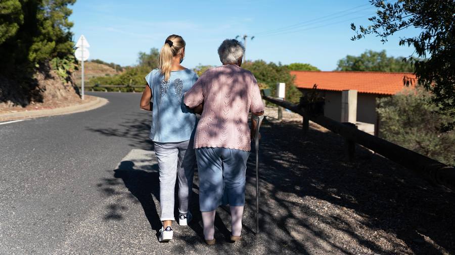 Le secteur des particuliers employeurs et de l'emploi à domicile va devoir recruter près de 800 000 personnes d'ici 2030. (Morcillo/BSIP)