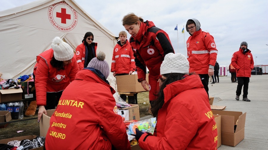 Au poste frontière d'Isaccea en Roumanie, l'accueil des réfugiés ukrainiens par la Croix-Rouge roumaine s'organise. En trois semaines de guerre, l'Union européenne a acheminé plusieurs dizaines de tonnes de matériel médical et logistique en Ukraine ainsi que dans les États membres limitrophes. (Pascal Bachelet/BSIP)