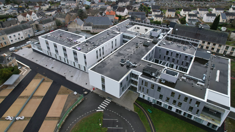 Les premiers travaux, avec la construction d'un nouveau bâtiment pour l'activité hospitalière, ont démarré au centre du site. La démolition de l'ancien bâtiment a ensuite laissé de la place pour les nouveaux Ehpad. (CH de la Corniche-angevine)