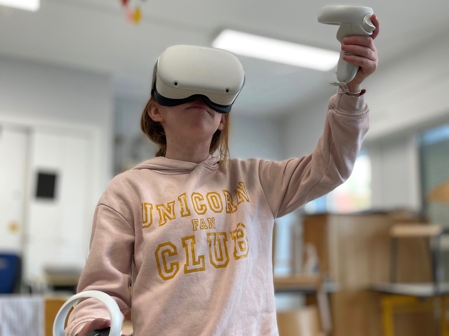 Le casque de réalité virtuelle a permis aux résidents d'expérimenter des activités ou sports difficiles d'accès. (Afeji Hauts-de-France)