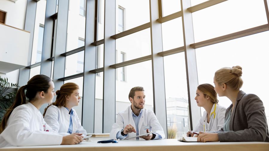 Le patient s'intègre de plus en plus dans le système de santé sous une pluralité de profils : chercheur, partenaire, expert ou formateur. (Image source/BSIP)