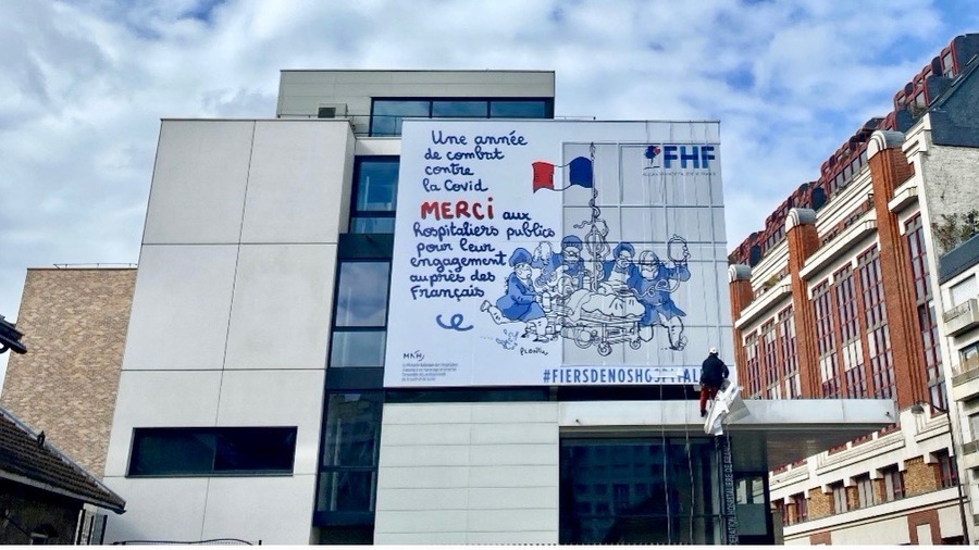 Depuis mars 2021, un dessin géant du dessinateur Plantu orne la façade du siège parisien de la FHF pour marquer symboliquement la lutte des hospitaliers contre le Covid-19 et la première année d'une épidémie qui a vu se concentrer les décès de professionnels de santé. (Plantu/FHF)