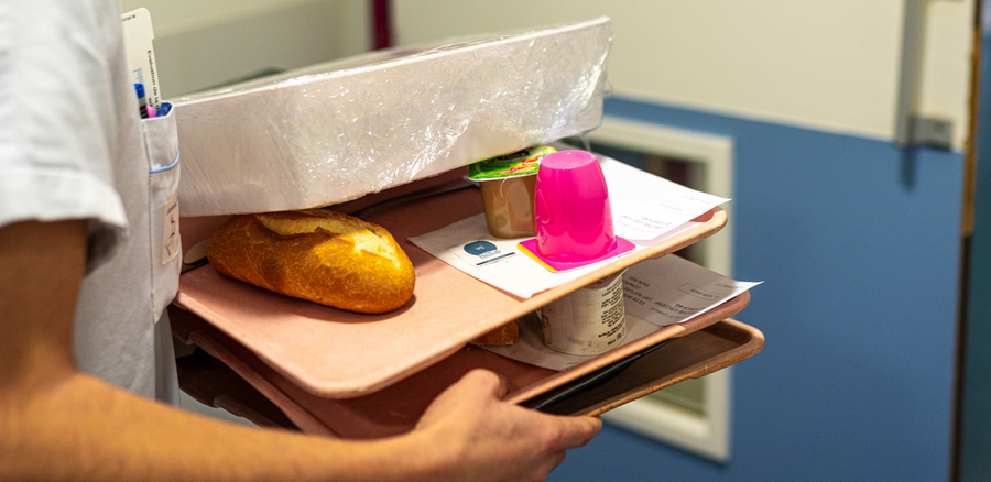 De nouvelles offres ont été expérimentées dans cette expérimentation Repas à l'hôpital, à l'instar du panier repas pour les patients sortant à midi ou d'un restaurant pour patients autonomes. (Morcillo/BSIP)