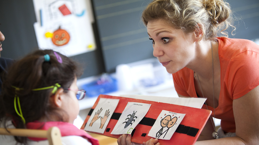 Pour l'ADMDPH, les AESH ne peuvent compenser à eux seuls le manque d'accessibilité pédagogique de l'école.  (Amélie Benoist/image.fr/BSIP)