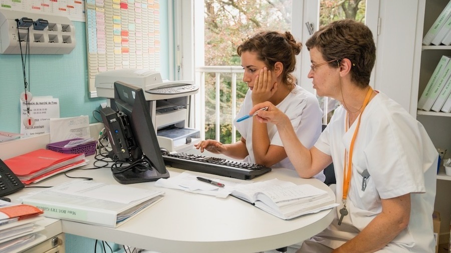 Le taux d'abandon dans les études en soins infirmiers ouvre une plus large réflexion sur l'accueil et l'accompagnement des étudiants en stage. (Astier/BSIP)