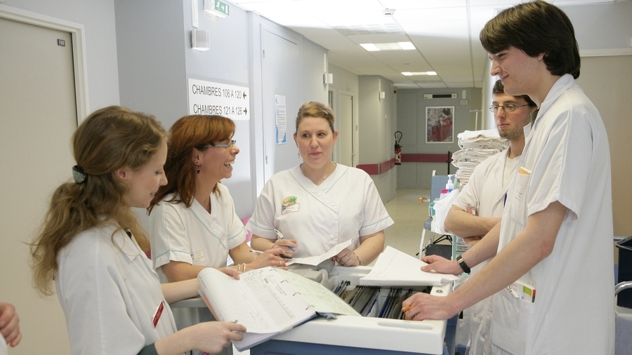 Médiation, insertion et qualité de vie au travail font partie des enjeux d'accompagnement des personnels hospitaliers par les CHU. 
(Chassenet/BSIP)