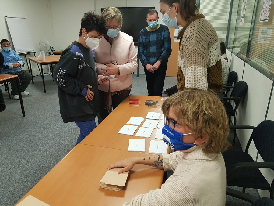 Avant de tenir les bureaux de vote, les assesseurs se sont entraînés  au centre de formation de l'Adapei- Papillons Blancs d'Alsace. (Adapei-PBA)