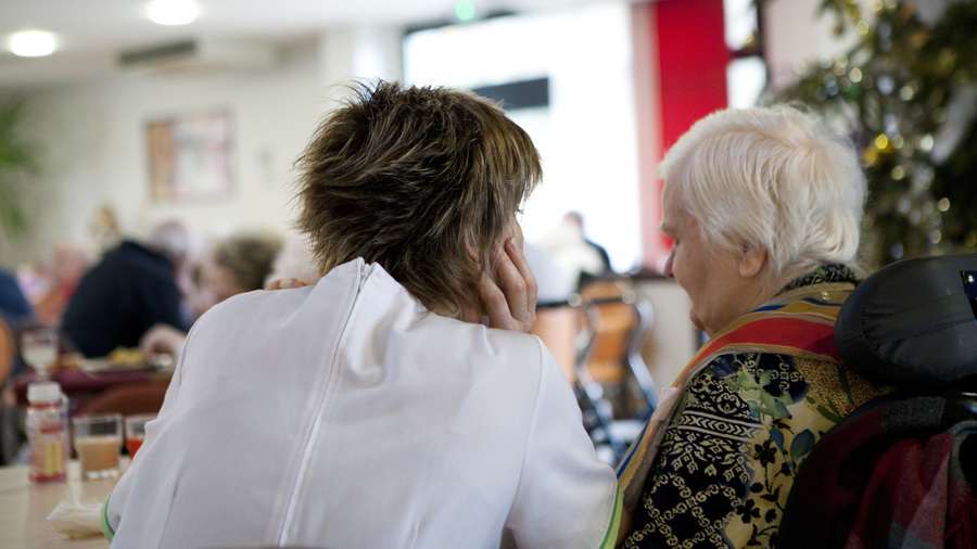 Deux propositions de loi ont été déposées pour limiter les dérives des gestionnaires d'Ehpad privés commerciaux. (Amélie Benoist/Image Point Fr/BSIP)