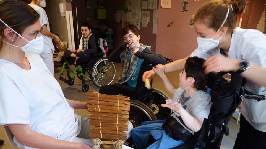 Les établissements accueillant des enfants ou adultes polyhandicapés ont besoin d'un personnel nombreux et régulier. (Emmanuelle Deleplace/Hospimedia)