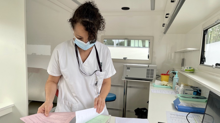 À peine plus grande qu'un véhicule du Samu, l'unité mobile d'investigation clinique du CHU de Rennes dispose d'un espace de consultation avec banquette d'examen et sanitaire, d'un congélateur à -20°C et d'une centrifugeuse réfrigérée. (CHU Rennes)
