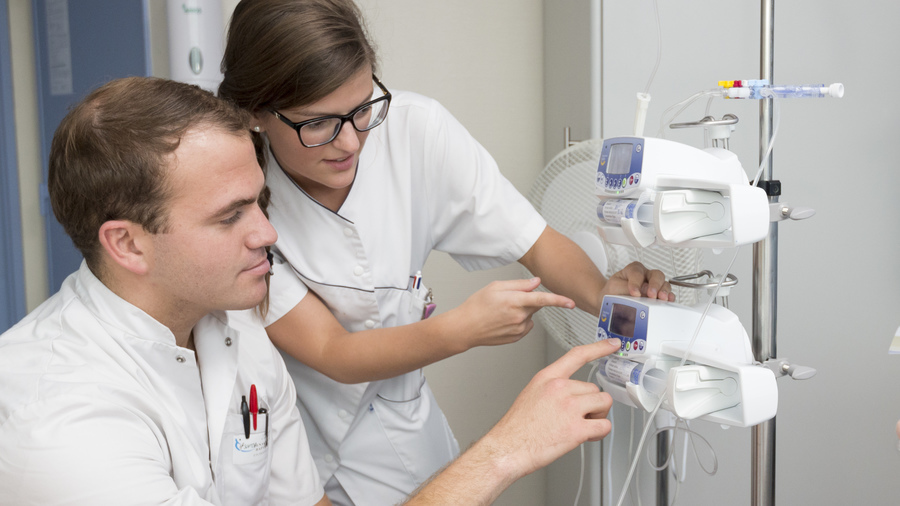 Les étudiants en soins infirmiers et aides-soignants pourront exceptionnellement exercer dès la fin de leur formation. (Astier/BSIP)
