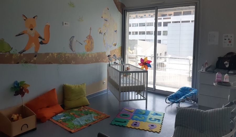 La maternité du CH de Bergerac dispose d'une chambre des erreurs à destination des jeunes parents, pour les sensibiliser aux risques liés aux produits nocifs. (CH Samuel-Pozzi)