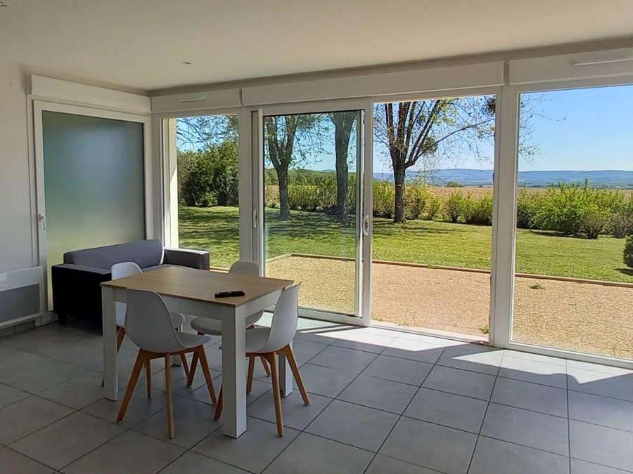 Chaque studio meublé dispose d’un espace de vie spacieux avec kitchenette, salon/salle à manger et une salle de bain moderne. (AHBFC)