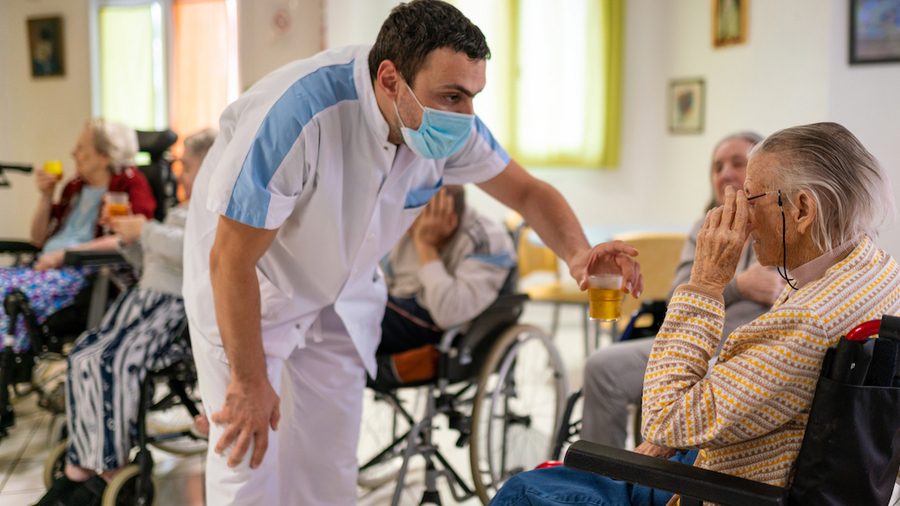 Familles, résidents et professionnels souhaitent insuffler plus de démocratie pour renforcer la relation d'aide et des liens sociaux en Ehpad. (Morcillo/BSIP)