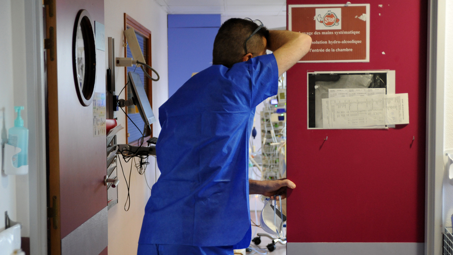 Le durcissement des règles d'hygiène a alourdi le quotidien à l'hôpital. Une surcharge émotionnelle s'y ajoute du fait des restrictions de visites de proches. (Pascal Bachelet/BSIP)