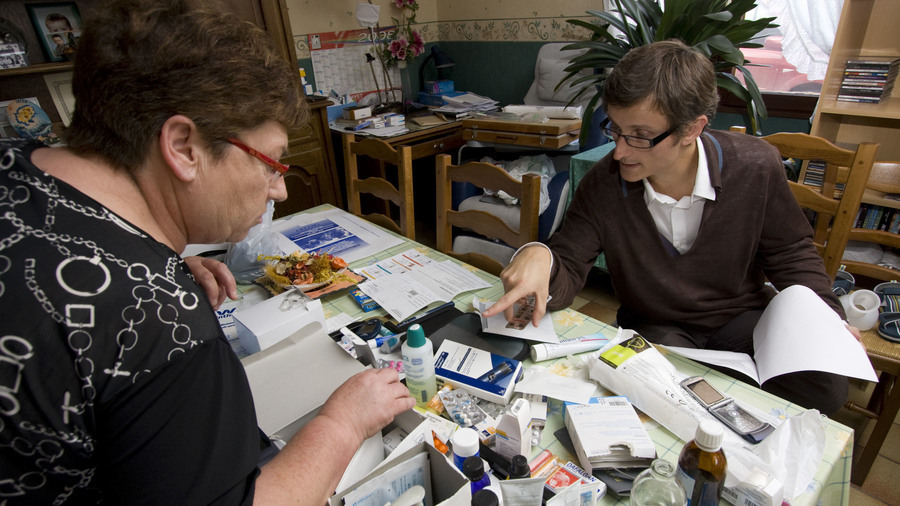 Le stockage au domicile doit répondre à certaines règles tant au niveau du respect des bonnes pratiques de conservation de certains produits que de la sécurité concernant l'accès à certains traitements. (Astier/BSIP)