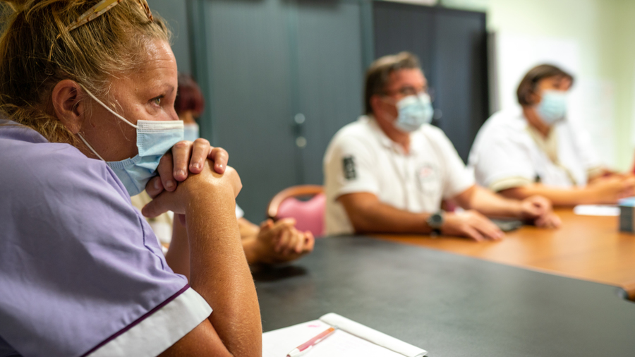 En établissement sanitaire ou médico-social, les professionnels sont parfois démunis dans la mise en place d'une instance éthique. (Morcillo/BSIP)