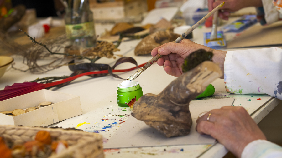 Feutres, fusains, crayons à papiers, journaux, magazines, peinture, création en 3D avec du carton, objets du quotidien détournés… Les outils choisis par le patient pour s'exprimer représentent une source d'information pour l'art-thérapeute. (Amélie Benoist/Image Point FR/BSIP)