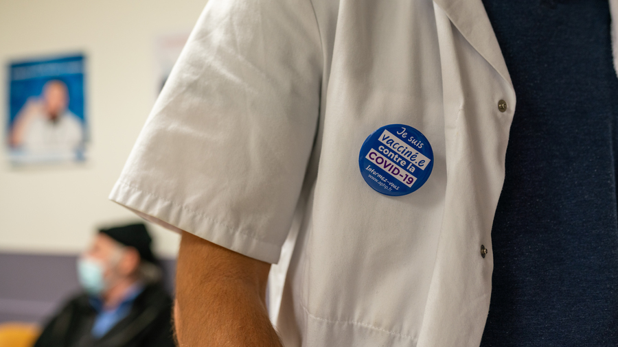 Pour le conseil scientifique, la vaccination des soignants revêt aussi une symbolique d'exemplarité. (Morcillo/BSIP)