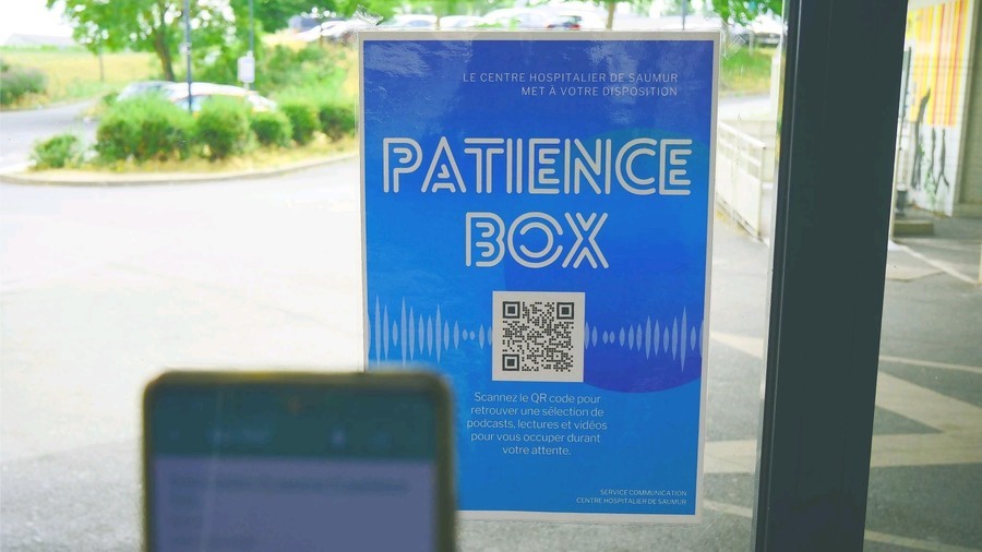 Des affiches dispersées dans la salle d'attente des urgences mais aussi d'autres services incitent les usagers à utiliser la patience box. (CH de Saumur)