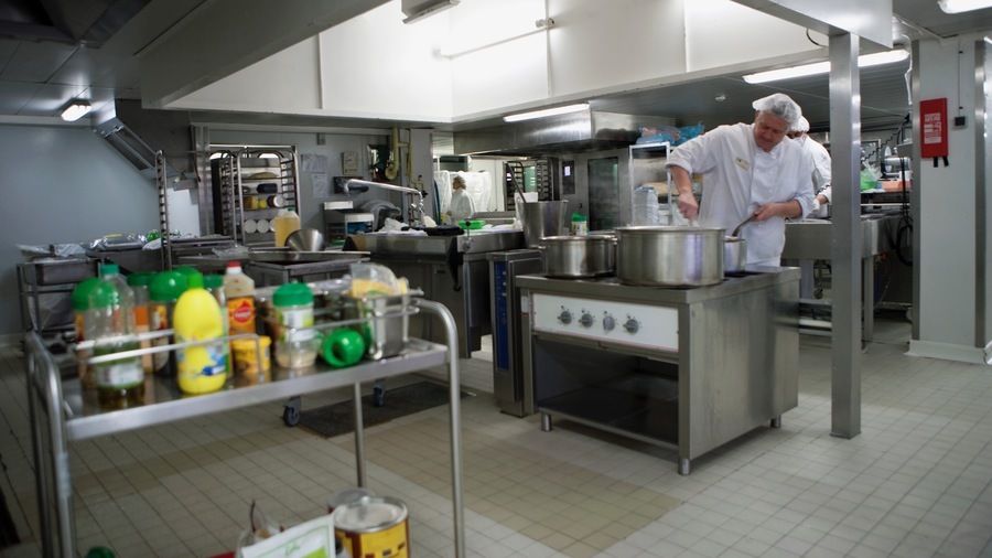 Le certificat de qualification professionnelle "devenir cuisinier", développé avec l'école Lenôtre, se déroule sur cinquante demi-journées. (Amélie Benoist/Image Point Fr/BSIP)