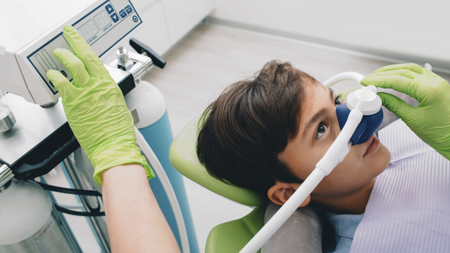 La généralisation de l'utilisation du Meopa peut améliorer la prise en charge odontologique des personnes en situation de handicap mais ne doit pas se faire au détriment de la relation avec le patient. (SPL/BSIP)