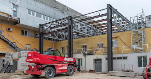 L'agrandissement a nécessité la mise en place d'un plancher enjambant les installations existantes. (Elsan)