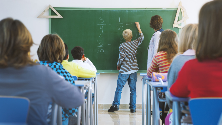 Depuis que l'enseignant dénonce le non respect par le gestionnaire du temps de scolarisation inscrit dans cahier des charges des unités d'enseignement externalisées, il s'estime victime de brimades. (Image source/ BSIP)