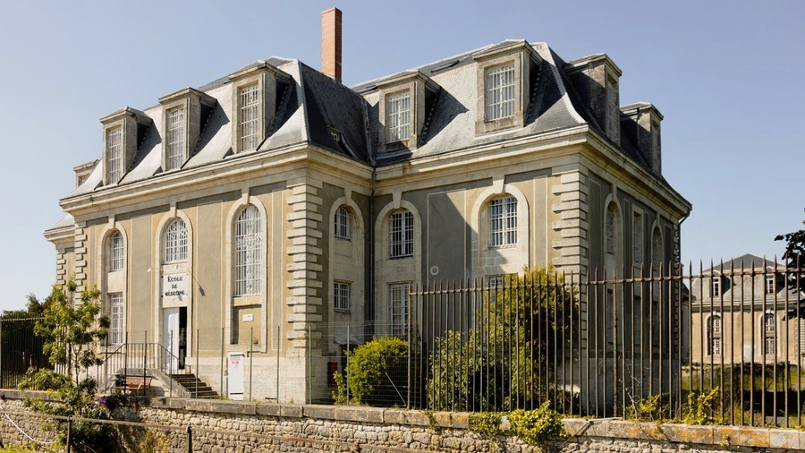 L'ancienne École de médecine navale de Rochefort est un musée national situé dans l'ancien hôpital maritime de cette cité portuaire de Charente-Maritime fermé en 1983. (AEMN)