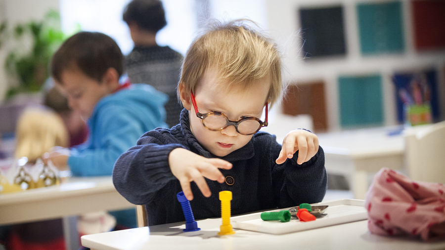 Laisser aux élèves le temps d'expérimenter chacun à leur rythme fait partie des bonnes pratiques pour développer l'autodétermination à l'école. (Amélie Benoist/BSIP)