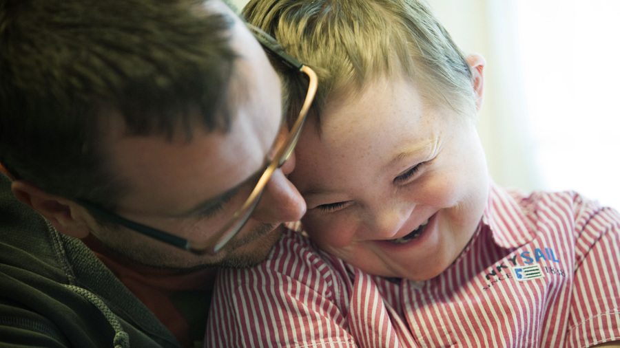 L'AEEH compense pour les familles des dépenses liées à la scolarisation et aux soins de leur enfant handicapé. (Amélie Benoist/BSIP)