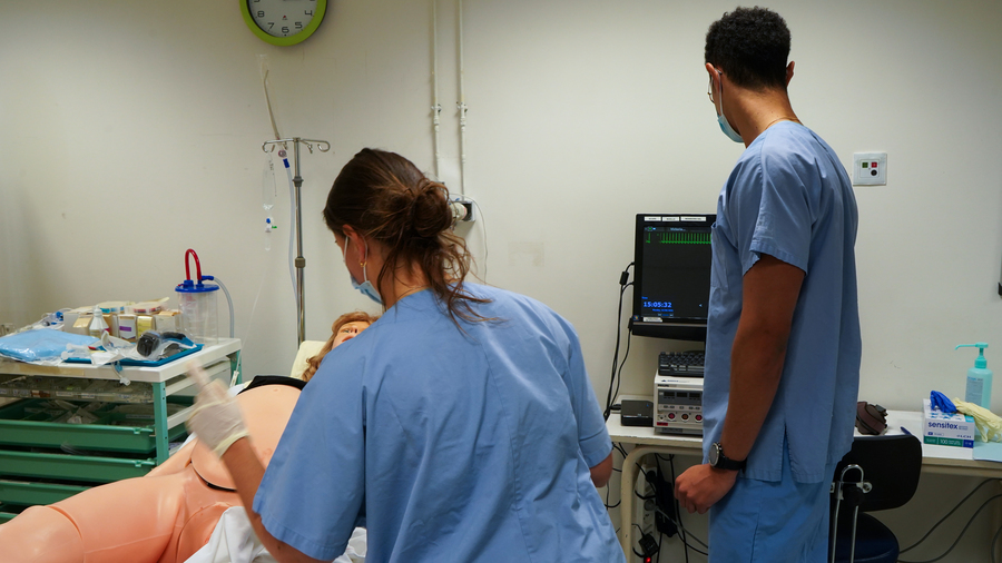 Parmi les deux nouvelles analyses spécifiques des EIGS réalisées par la HAS, l'une porte sur l'accouchement. L'agence préconise, entre autres, de former et d'organiser des ateliers de simulation en santé pour la prise en charge en urgence de la parturiente et du nouveau-né (Tremelet/Image Point FR/BSIP)