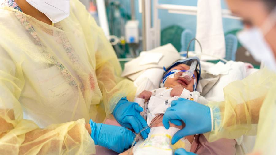 L'élargissement acté de la prime de soins critiques vise à permettre la reconnaissance de l'engagement des infirmiers puériculteurs dans les services de soins critiques pédiatriques. (Morcillo/BSIP)