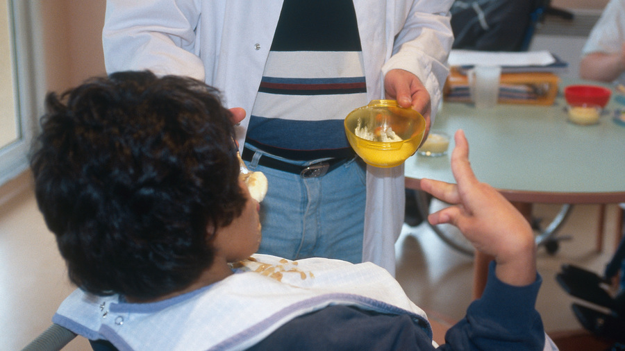 Le cumul des comorbidités digestives et bucco-dentaires contribuent à la majoration de la sévérité du handicap. (Tirot/BSIP)