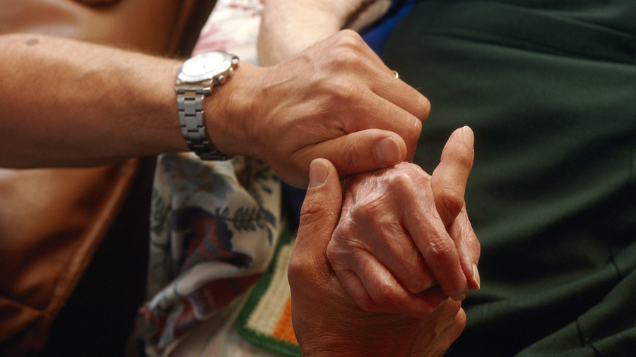La Société française d'accompagnement et de soins palliatifs préconise la prise en compte de l'expérience des soignants pour assurer la réussite du débat sur la fin de vie. (Astier/BSIP)