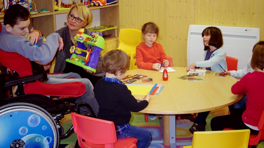 Ces centres de loisir qui accueillent à parité enfants valides et handicapés participent à l'ouverture inclusive de la société. (Emmanuelle Deleplace/ Hospimedia)