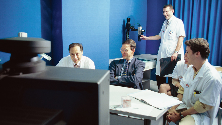 Après un brief des objectifs de la formation, la vidéo est visionnée par le groupe, qui débriefera ensuite. Un compte rendu sera rédigé puis des solutions identifiées mises en place. (SR/Image Point FR/BSIP)