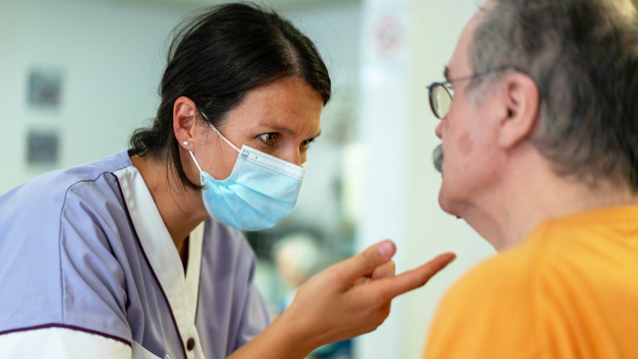 Loin de "l'exercice de complaisance" pour ses instigateurs, la charte d'engagements présentée ce 17 janvier par le Synerpa entend faire évoluer les pratiques. 1 800 structures se sont déjà dites volontaires, dont 1 200 Ehpad et 500 services d'aide à domicile. (Morcillo/BSIP)