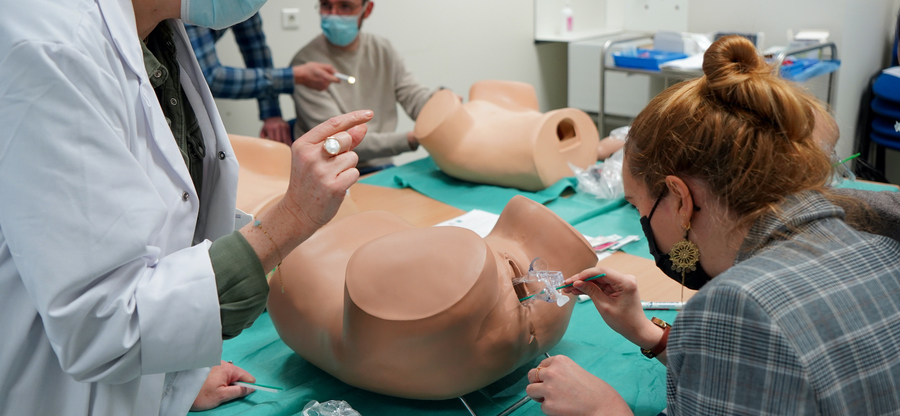 Pour restaurer la confiance avec les patientes, la formation des étudiants est une piste, à condition de ne pas se concentrer sur la technique mais sur l'échange et le dialogue. (Tremelet/Image point FR/BSIP)