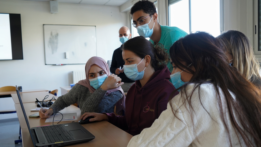 La formation sur la médecine et santé environnementales est encore rare dans les facultés de médecine, malgré les attentes fortes des étudiants sur ces notions. (Tremelet/Image Point FR/BSIP)