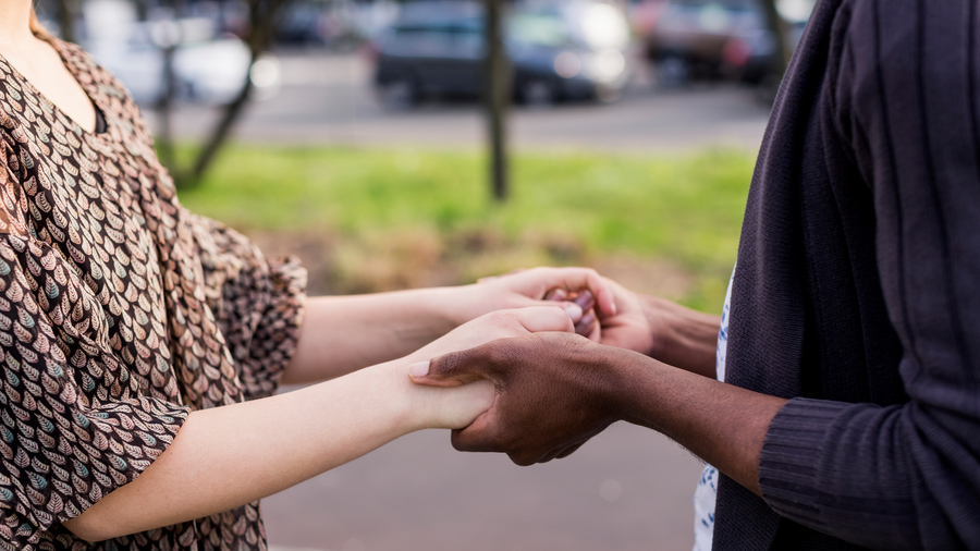 Demandée par de nombreuses associations représentatives des personnes handicapées, l'assistance sexuelle ne fait pas consensus. (Image source/BSIP)