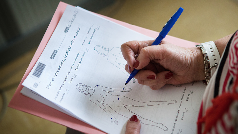 En complément de son guide, la Haute Autorité de santé propose des outils, notamment pour l'auto-évaluation de la douleur chronique. (Amélie Benoist/Image point FR/BSIP)