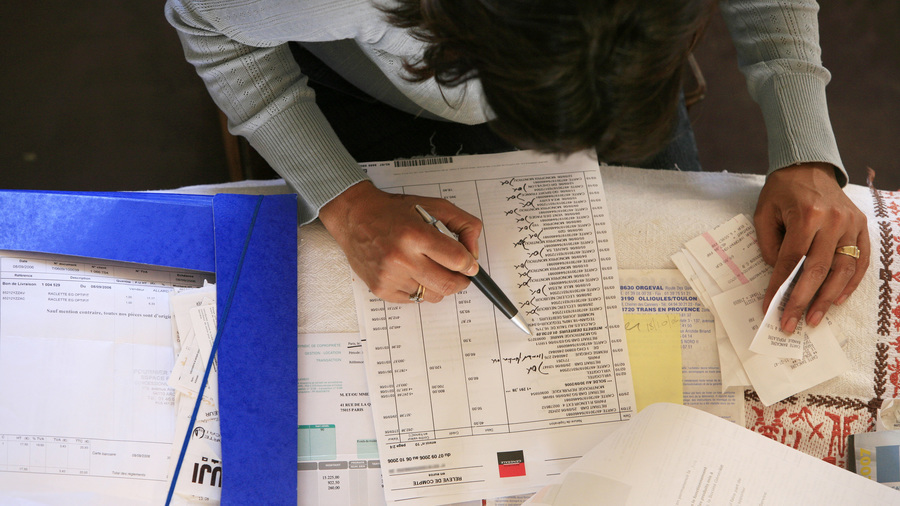 Dépôt de garantie, facturation en cas d'hospitalisation ou de décès, arrhes... le décret sur la transparence financière des ESMS entérine de nouvelles règles pour protéger les usagers. (Lissac/BSIP)