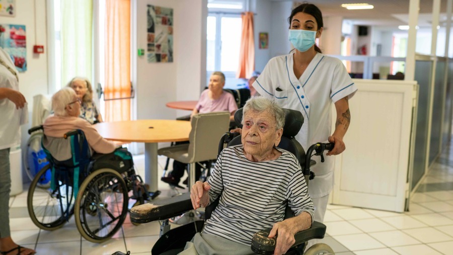 L'Ogra formule des propositions pour améliorer les conditions de travail des soignants et par ricochet la prise en charge des personnes âgées. (Morcillo/BSIP)