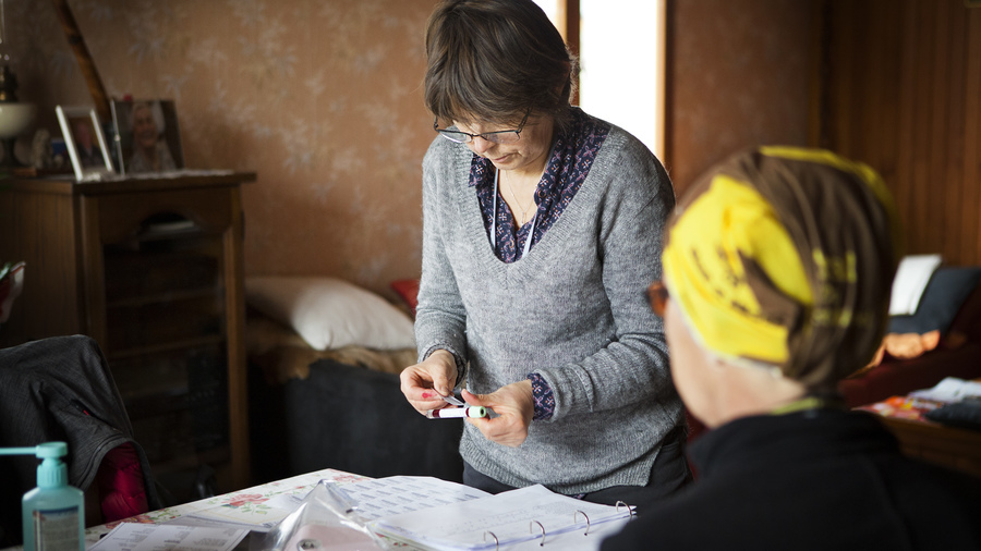 Alors que 90% des Français souhaiteraient pouvoir vieillir chez eux, le développement de nouvelles offres à domicile et dans les structures ambulatoires représente un impératif, estime le think tank. (Amélie Benoist/Image Point FR/BSIP)