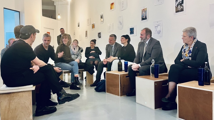 Lors d'échanges avec les cofondateurs et usagers de la Maison perchée à Paris, le ministre de la Santé et de la Prévention, François Braun, et la ministre déléguée chargée des Personnes handicapées, Geneviève Darrieussecq, ont été sensibilisés aux enjeux de la pair-aidance en psychiatrie. (Caroline Cordier/Hospimedia)