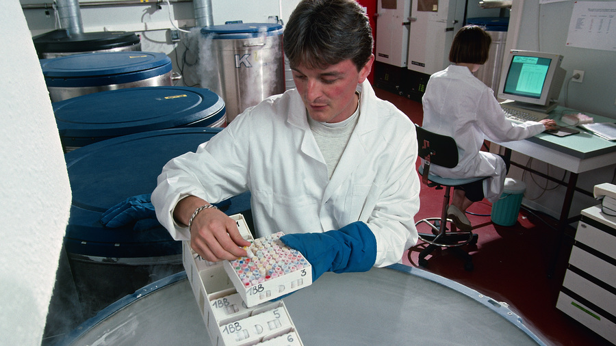 Les maladies rares ont une origine génétique dans 80% des cas et 95% d'entre elles n'ont aujourd'hui aucun traitement. (Ermakoff/BSIP)