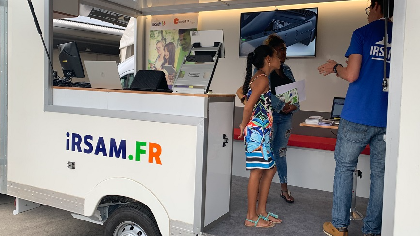 Avec son véhicule utilitaire aménagé, l'Irsam peut proposer aux personnes qui en ont besoin de tester des solutions technologiques au plus près de leur domicile. (Irsam) 